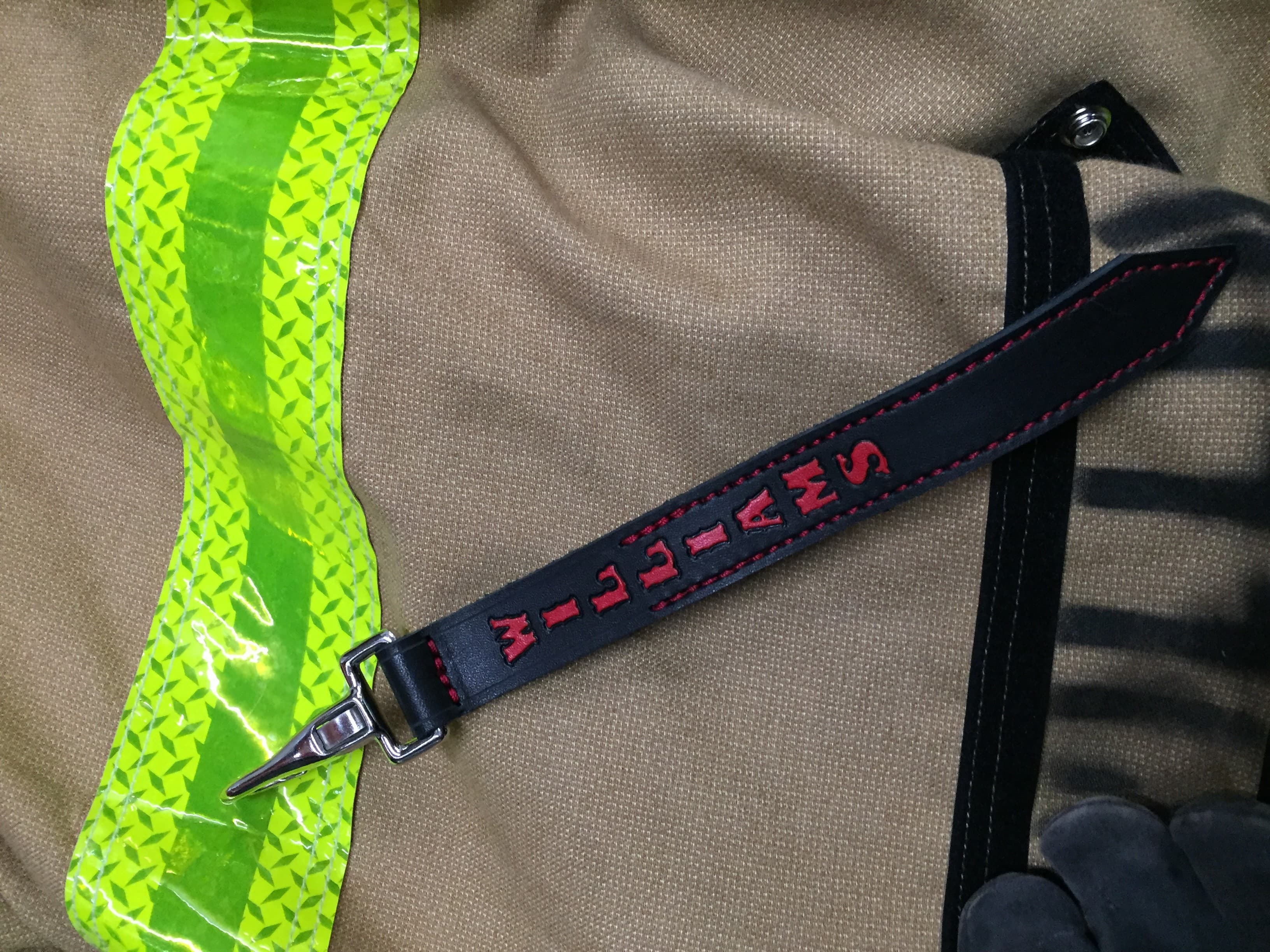 Glove strap brown leather detail